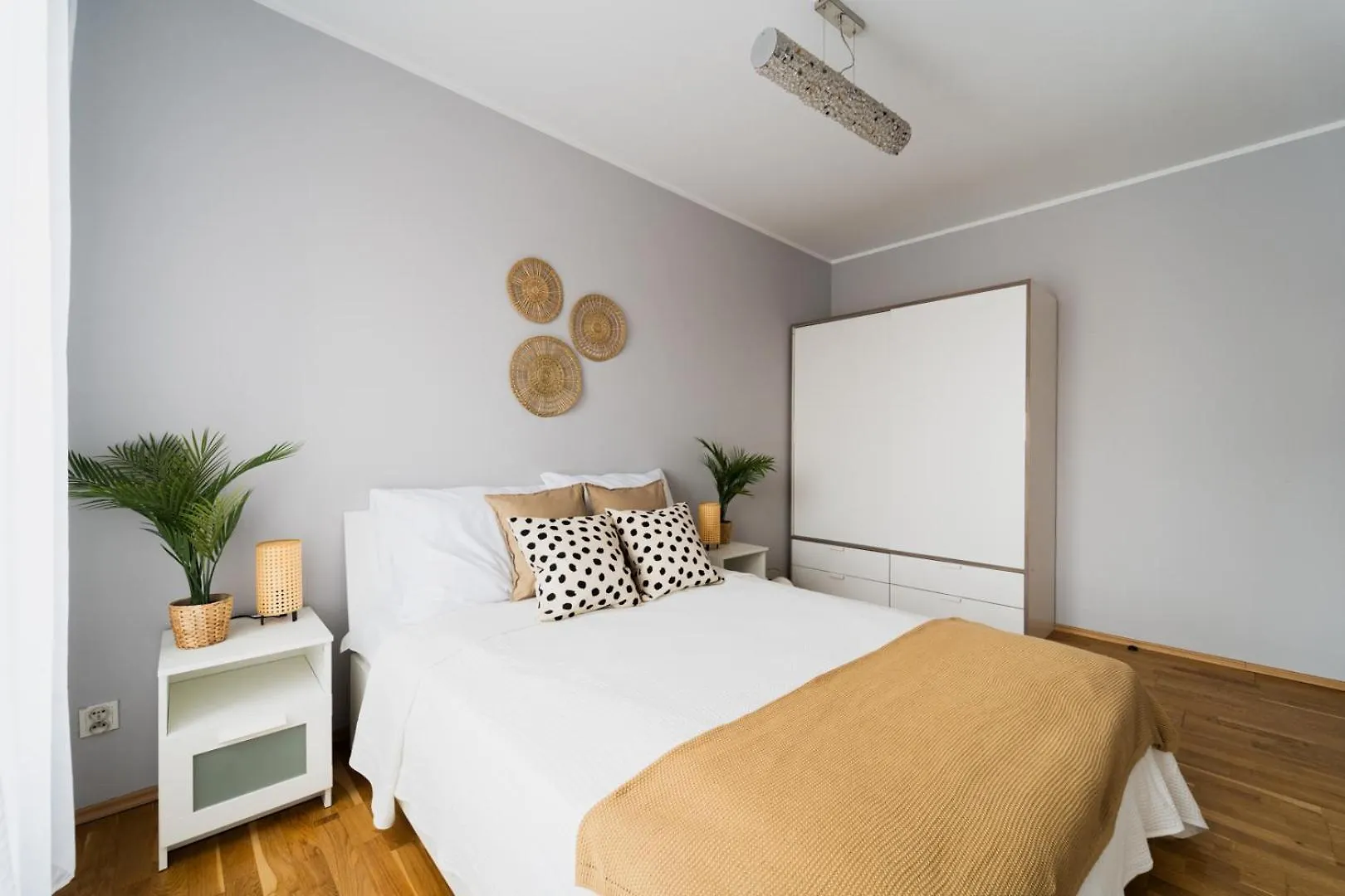 Big Apartment Old Town - 3 Rooms- 7 People-Lift- Near Town Hall Wroclaw Poland